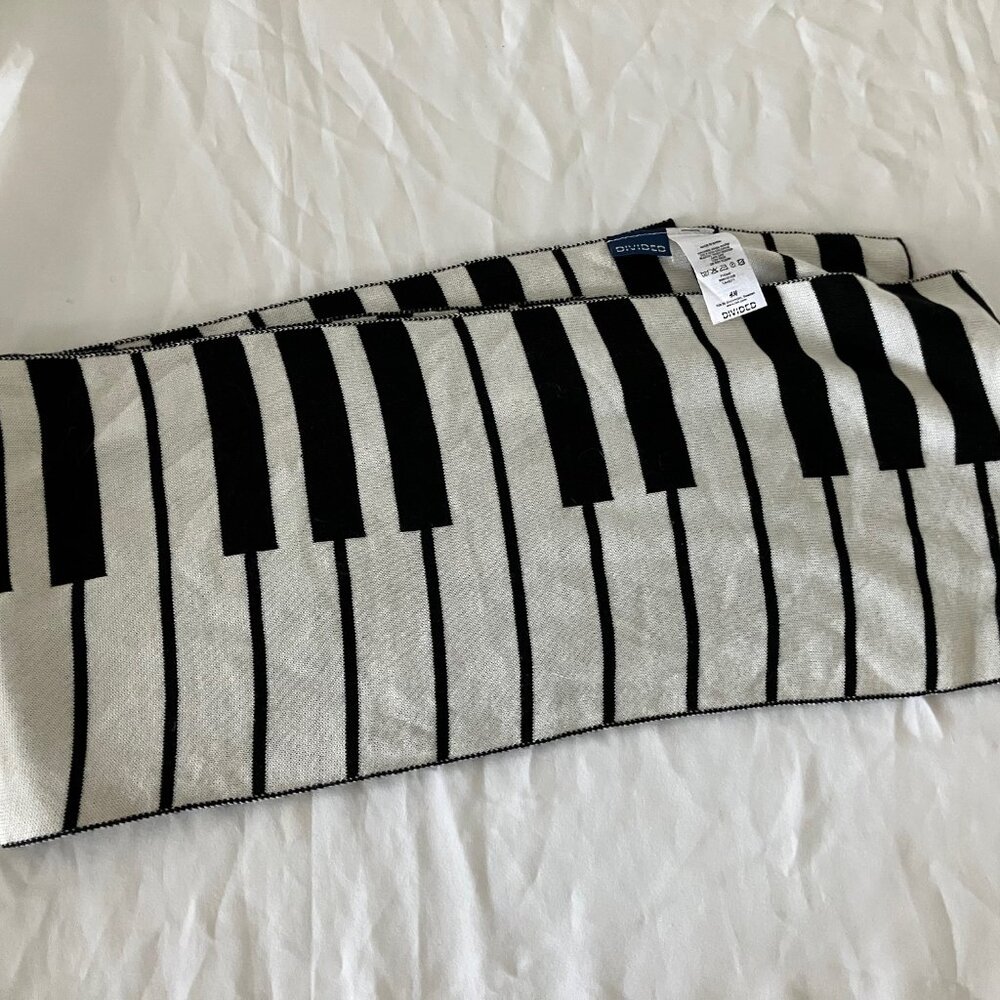 Piano scarf